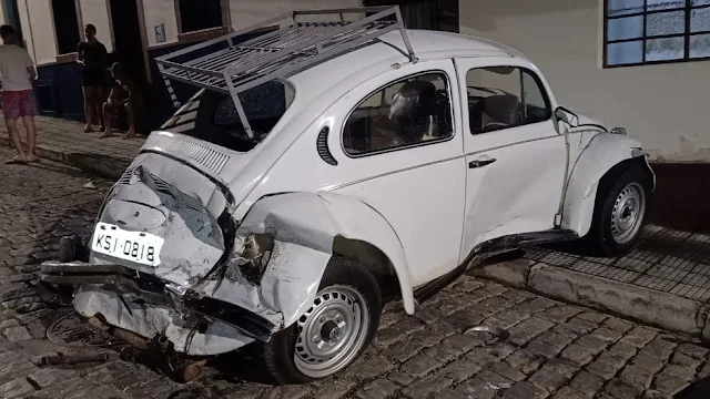 BANANAL: CARRO EM ALTA VELOCIDADE BATE EM VEÍCULOS ESTACIONADOS NA RUA DO FOGO bananal:-carro-em-alta-velocidade-bate-em-veiculos-estacionados-na-rua-do-fogo