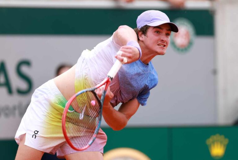 Veja onde assistir ao jogo de João Fonseca na 3ª fase de Roland Garros veja-onde-assistir-ao-jogo-de-joao-fonseca-na-3a-fase-de-roland-garros