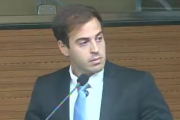 Vídeo: filho de ex-ministro ataca Moraes e joga Constituição no chão video:-filho-de-ex-ministro-ataca-moraes-e-joga-constituicao-no-chao
