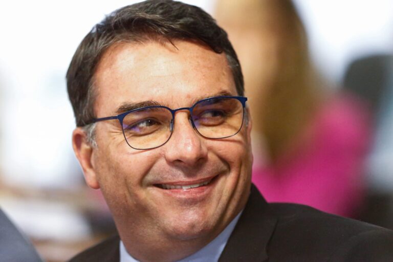 Flávio Bolsonaro “parabeniza” Lula: “Você conseguiu ferrar o Brasil” flavio-bolsonaro-“parabeniza”-lula:-“voce-conseguiu-ferrar-o-brasil”