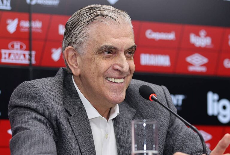 Depois de polêmica de “pacto”, Petraglia convoca padre em CT do Athletico apos-polemica-de-“pacto”,-petraglia-convoca-padre-em-ct-do-athletico