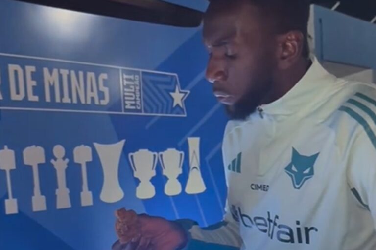 Vídeo: atacante do Cruzeiro provoca Atlético-MG com frango frito video:-atacante-do-cruzeiro-provoca-atletico-mg-com-frango-frito