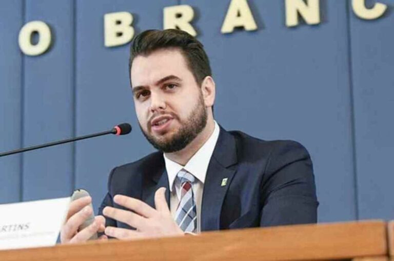 Ex-assessor de Bolsonaro envia carta a Moraes e pede volta de advogado ex-assessor-de-bolsonaro-envia-carta-a-moraes-e-pede-volta-de-advogado