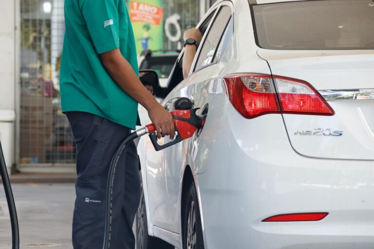 Petrobras diminui preço da gasolina para distribuidoras em 5,2% petrobras-reduz-preco-da-gasolina-para-distribuidoras-em-5,2%