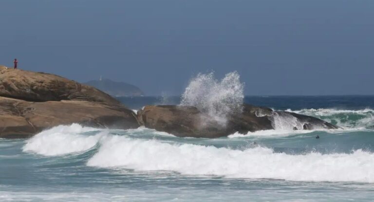 Rio tem alerta de ressaca e ondas na orla podem atingir até 3 metros rio-tem-alerta-de-ressaca-e-ondas-na-orla-podem-atingir-ate-3-metros