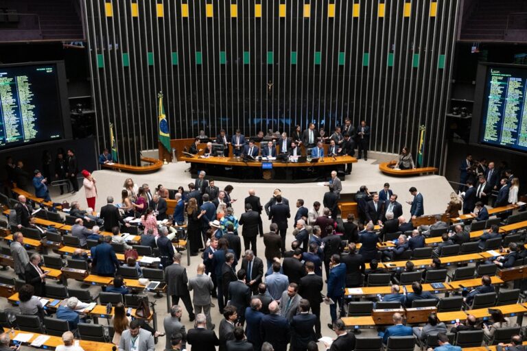 Câmara aprova proibição de sigilo em gastos com viagens de autoridades camara-aprova-proibicao-de-sigilo-em-gastos-com-viagens-de-autoridades